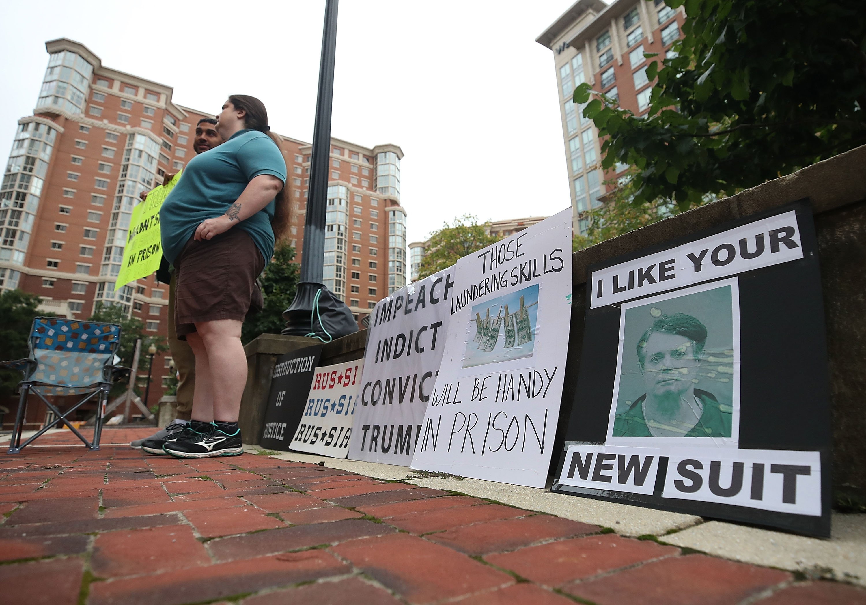 Anti Manafort protesters outside the Albert V. Bryan United States Courthouse in the summer of 2018 | Photo: Getty Images