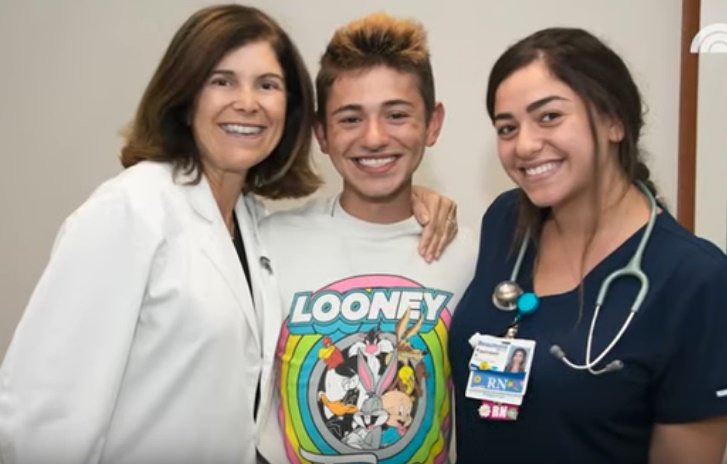 Doctores celebran el milagro de que Michael volviera a vivir. | Foto: YouTube/Today Doctores celebran el milagro de que Michael volviera a vivir. | Foto: YouTube/Today