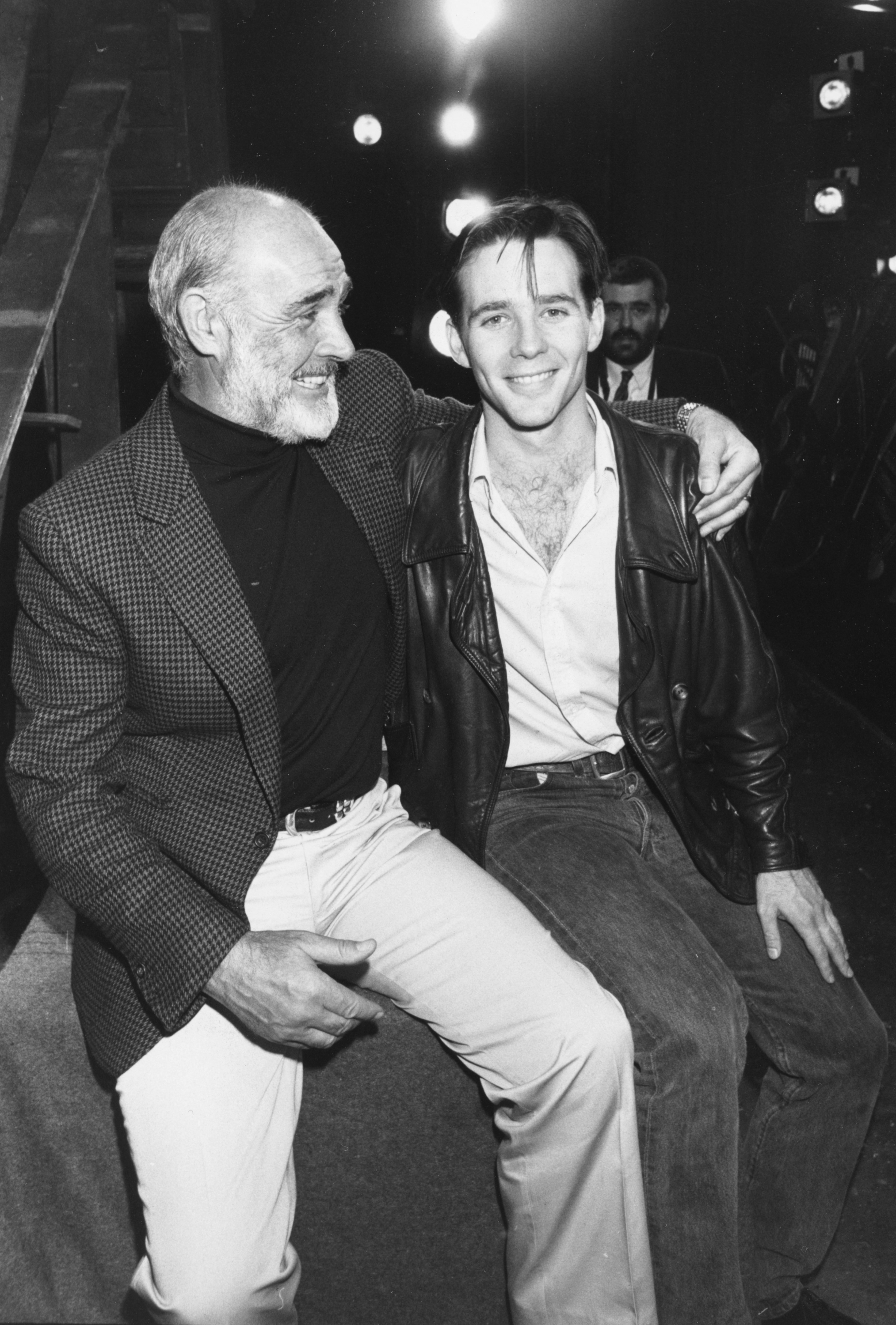 Sean Connery y Jason en un plató, el 16 de abril de 1988. | Foto: Getty Images