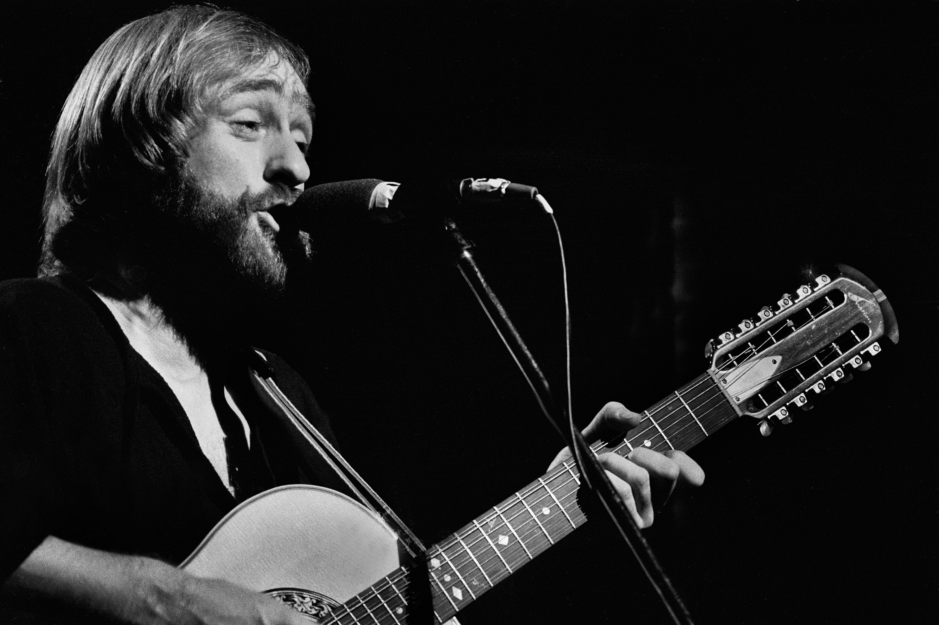 The singer performing at the Auditorium Theater in Chicago, Illinois, March 15, 1977 | Source: Getty Images