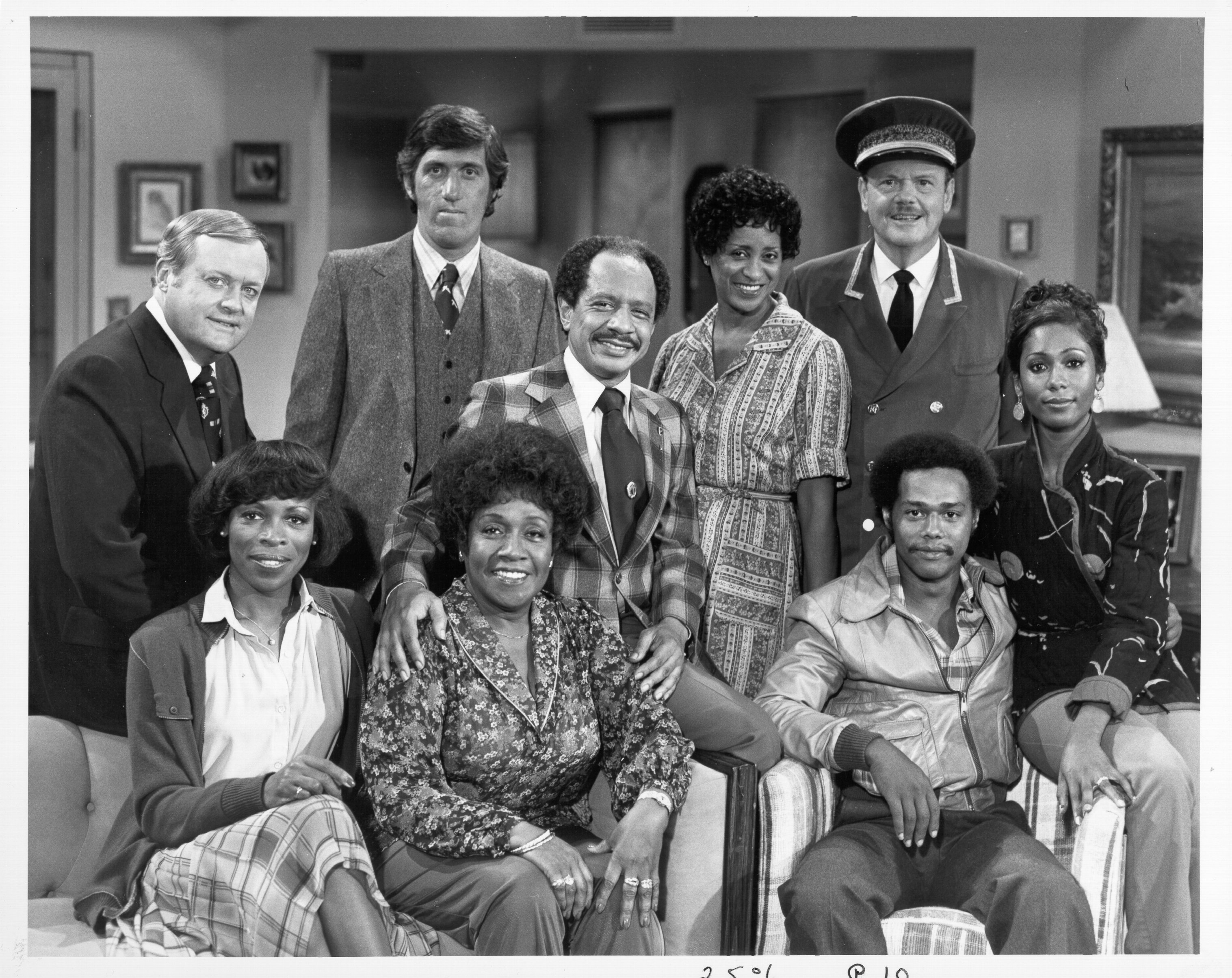 Franklin Cover, Paul Benedict, Sherman Hemsley, Marla Gibbs, Ned Wertimer, Berlinda Tolbert, Roxie Roker, Isabel Sanford, and Mike Evans from "The Jeffersons" in 1975 in Los Angeles, California | Photo: Michael Ochs Archives/Getty Images