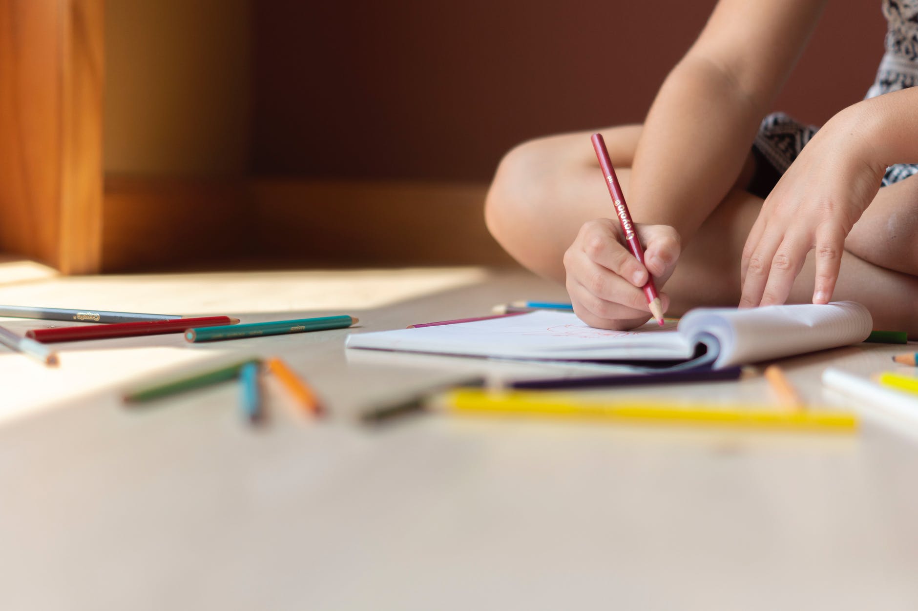 Niño dibujando en un cuaderno. | Foto: Pexels