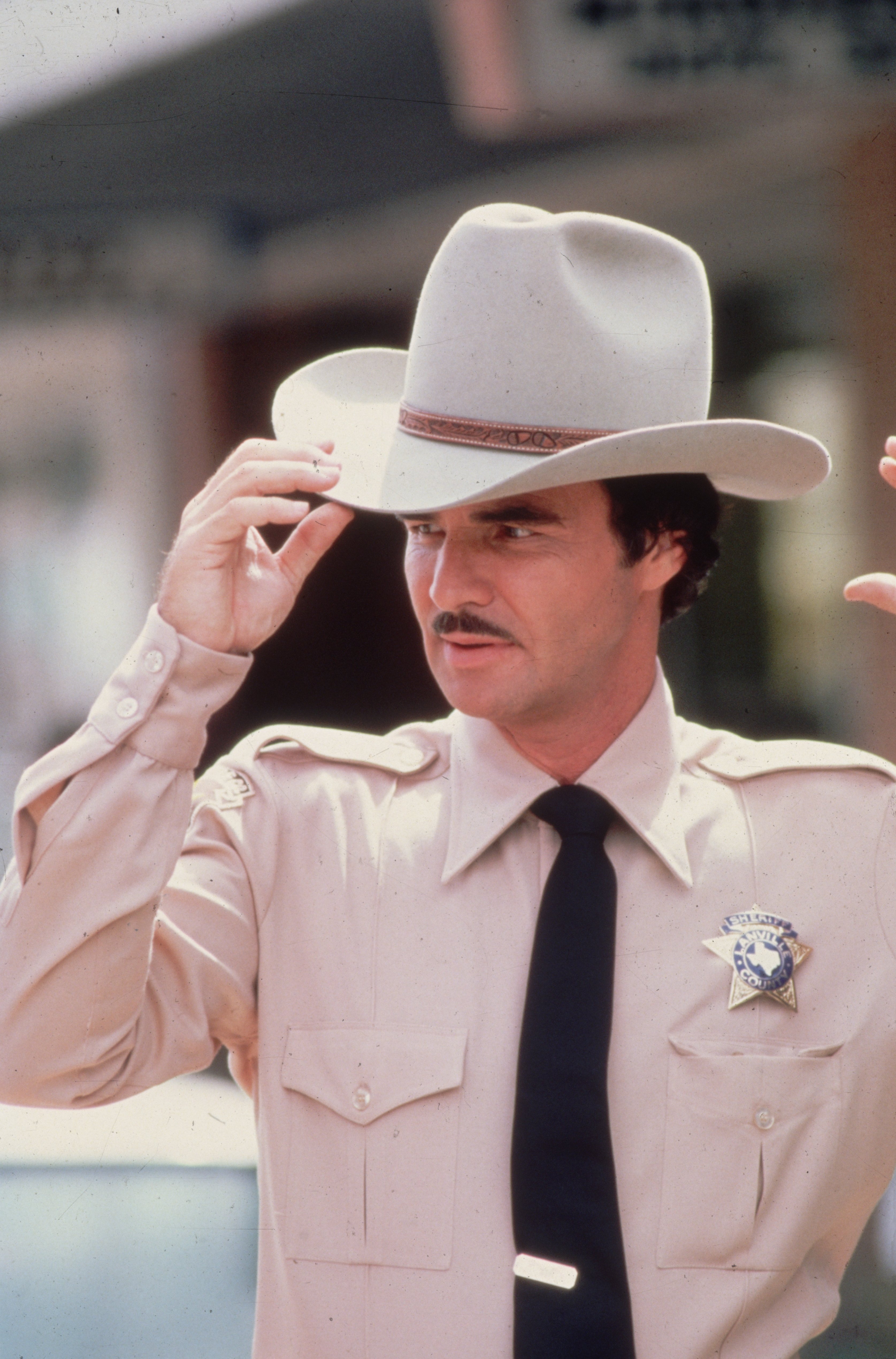 Burt Reynolds dressed as a sheriff circa 1985. | Source: Getty Images