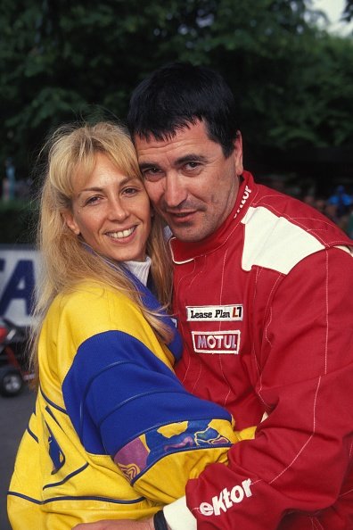  Jean-Marie Bigard et sa femme Claudia participent a une course de karting. | Photo : Getty Images.