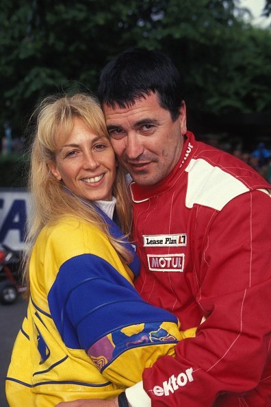 Jean-Marie Bigard et sa femme Claudia participent a une course de karting. | Photo : Getty Images.