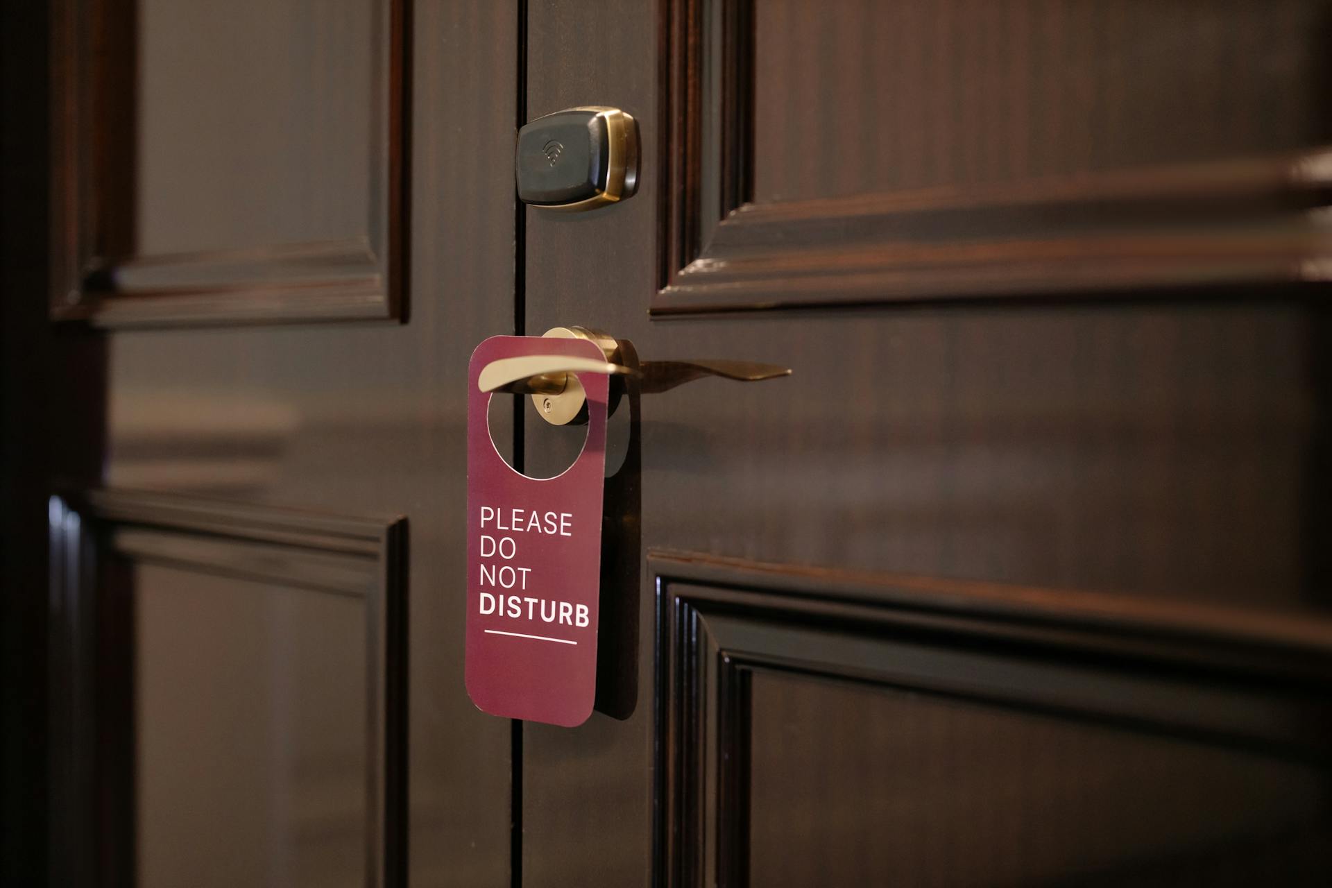 A hotel room door | Source: Pexels