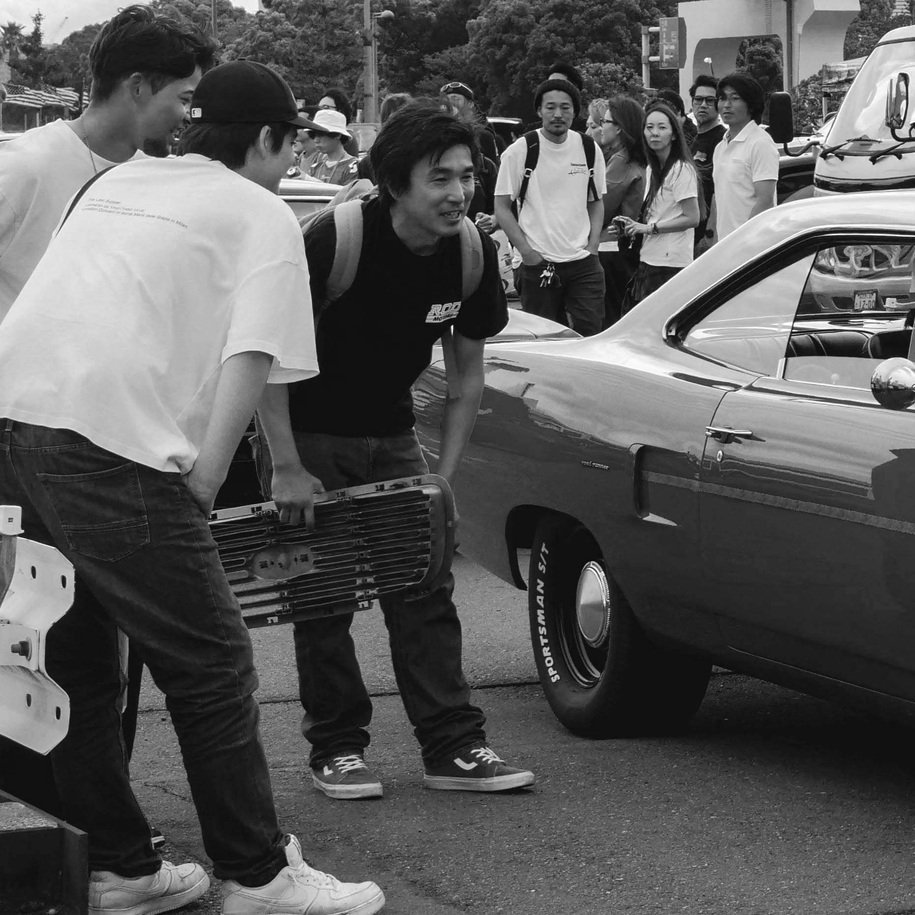 A group admiring a classic car | Source: Pexels