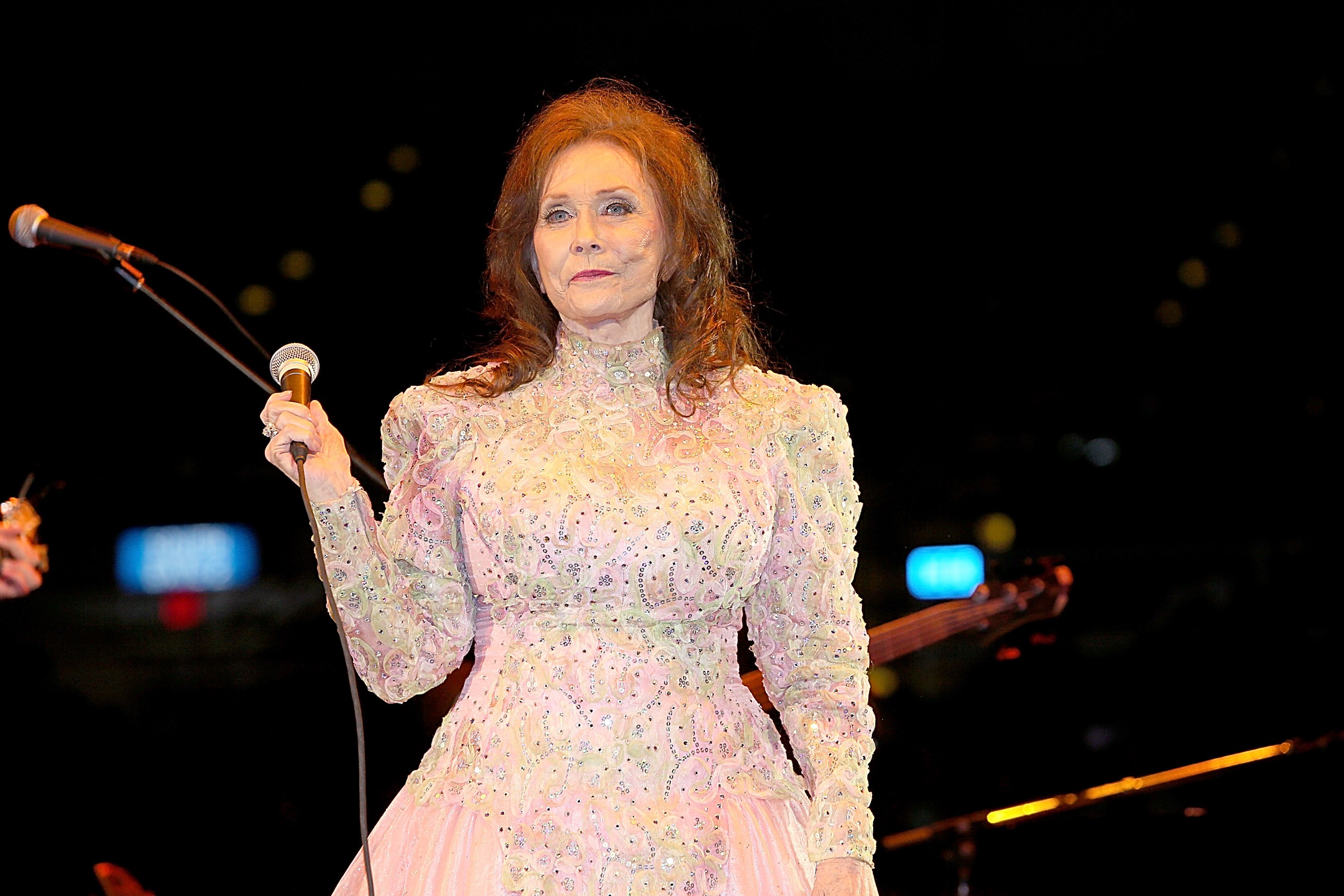 Loretta Lynn performs at Adrian Phillips Ballroom July 31, 2004 in Atlantic City, New Jersey. | Source: Getty Images
