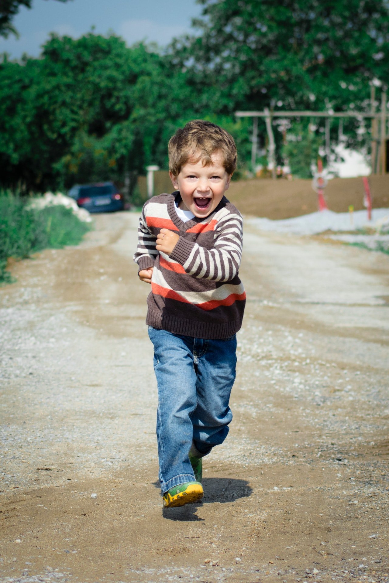 Un niño corriendo por un camino de tierra. | Foto: Pexels