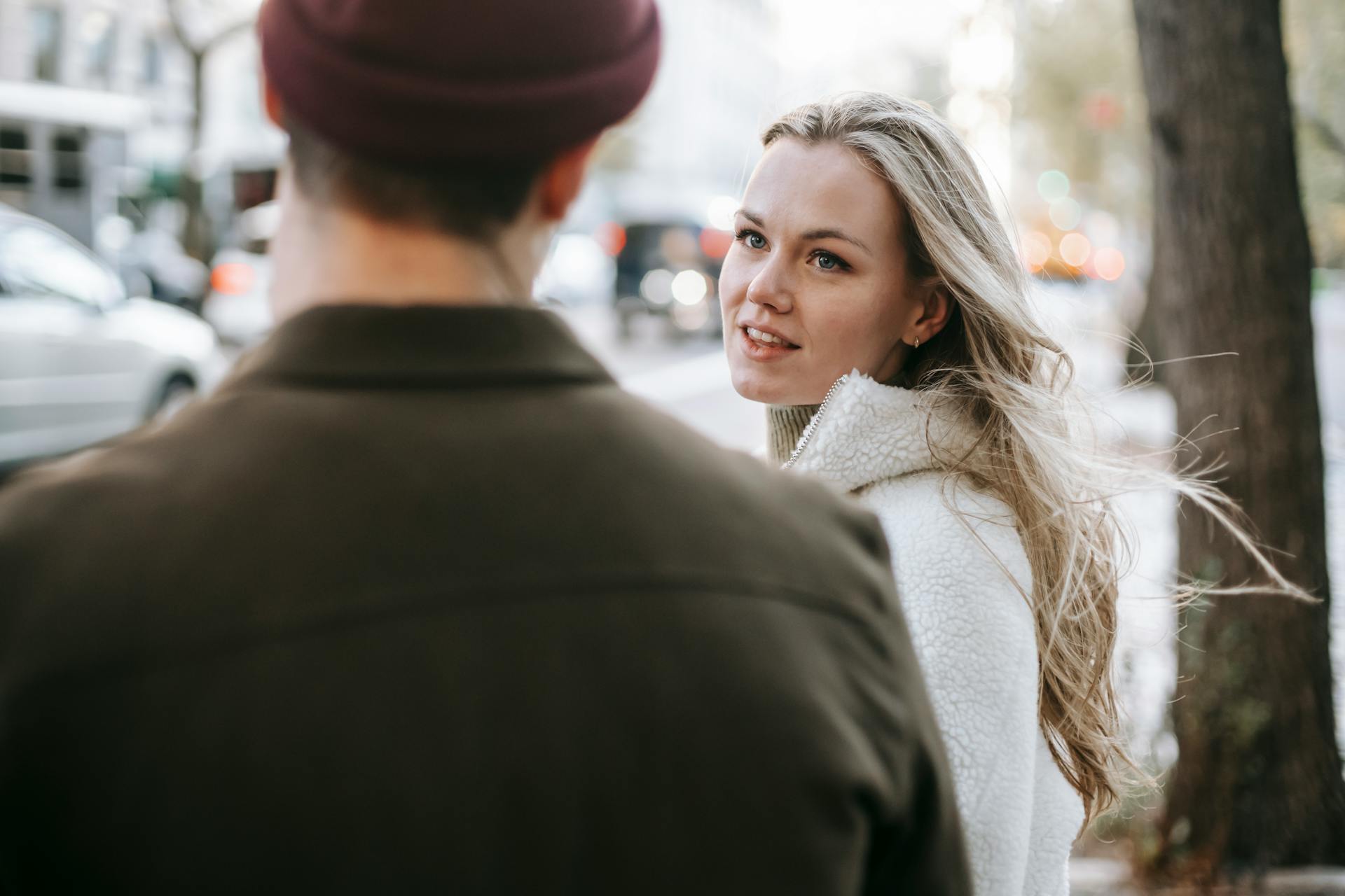 A woman staring at a man | Source: Pexels