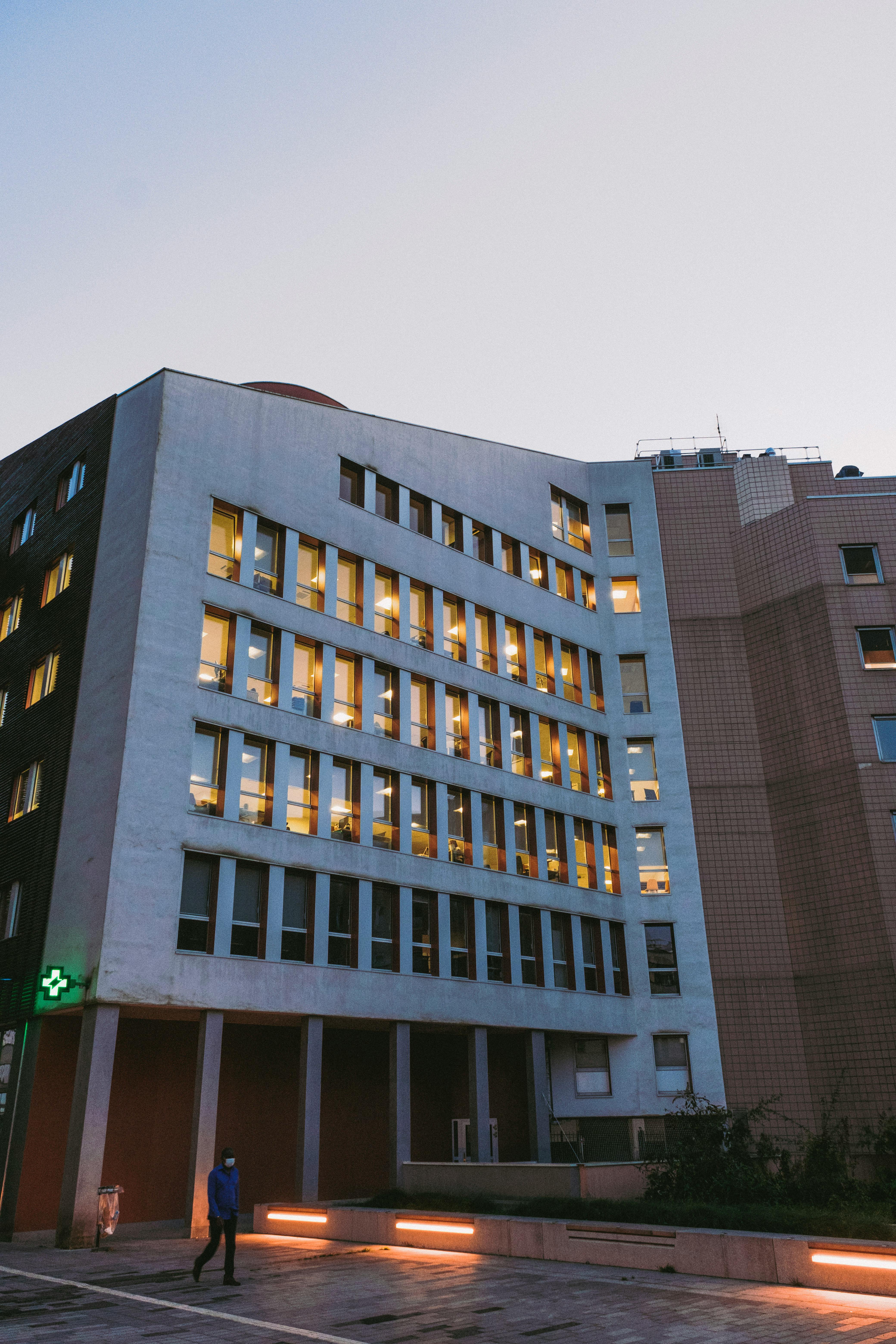 Julia arriving at the hospital | Source: Pexels