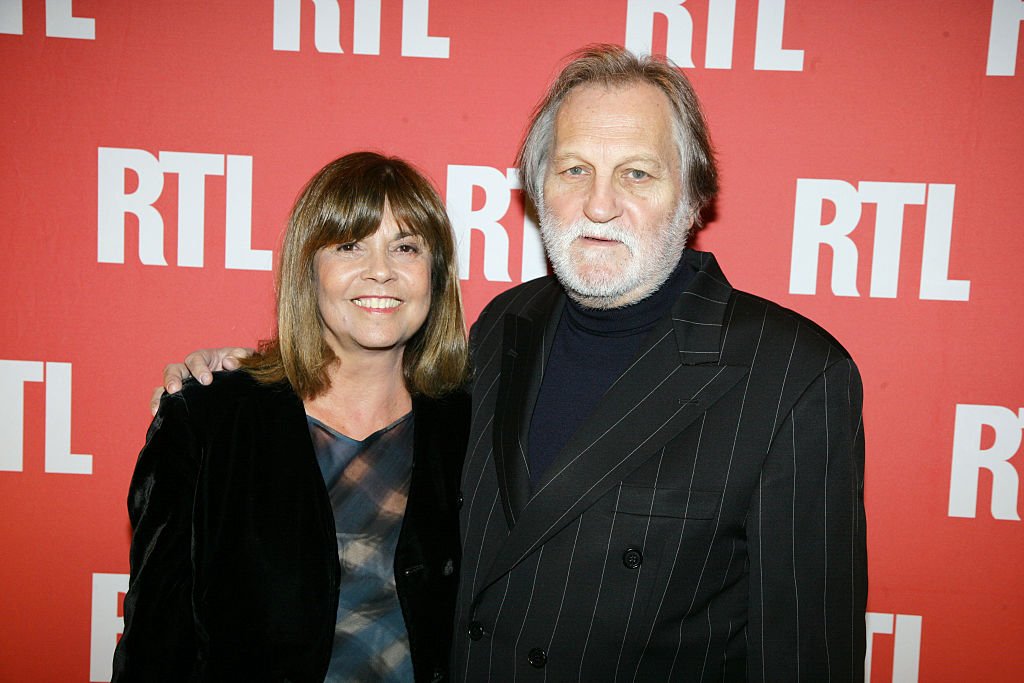 Chantal Goya avec son mari Jean-Jacques Debout assistent à la fête du 30ème anniversaire de l'émission de radio "Les Grosses Tetes" qui s'est tenue à la Tour Eiffel à Paris. | Photo : Getty Images. Chantal Goya avec son mari Jean-Jacques Debout assistent à la fête du 30ème anniversaire de l'émission de radio "Les Grosses Tetes" qui s'est tenue à la Tour Eiffel à Paris. | Photo : Getty Images.