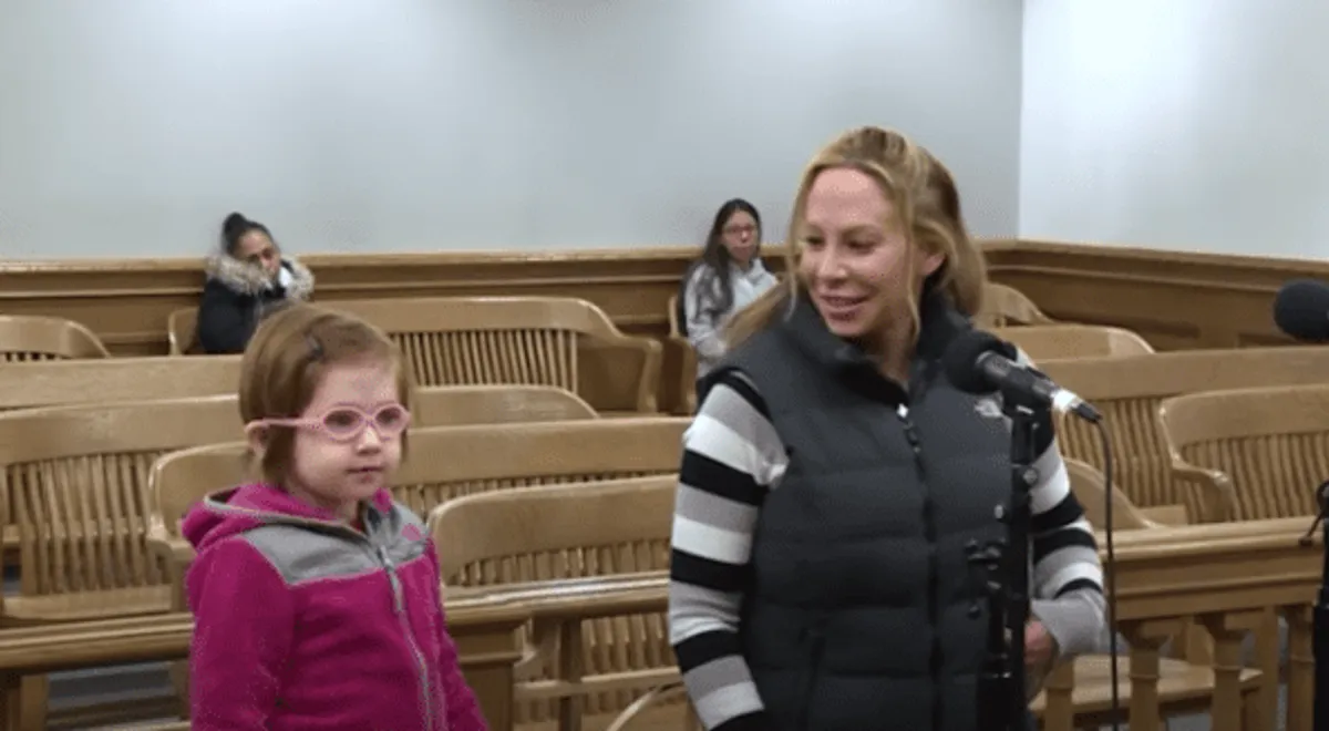 Massey English et sa fille au tribunal. | Source : YouTube/CaughtInProvidence