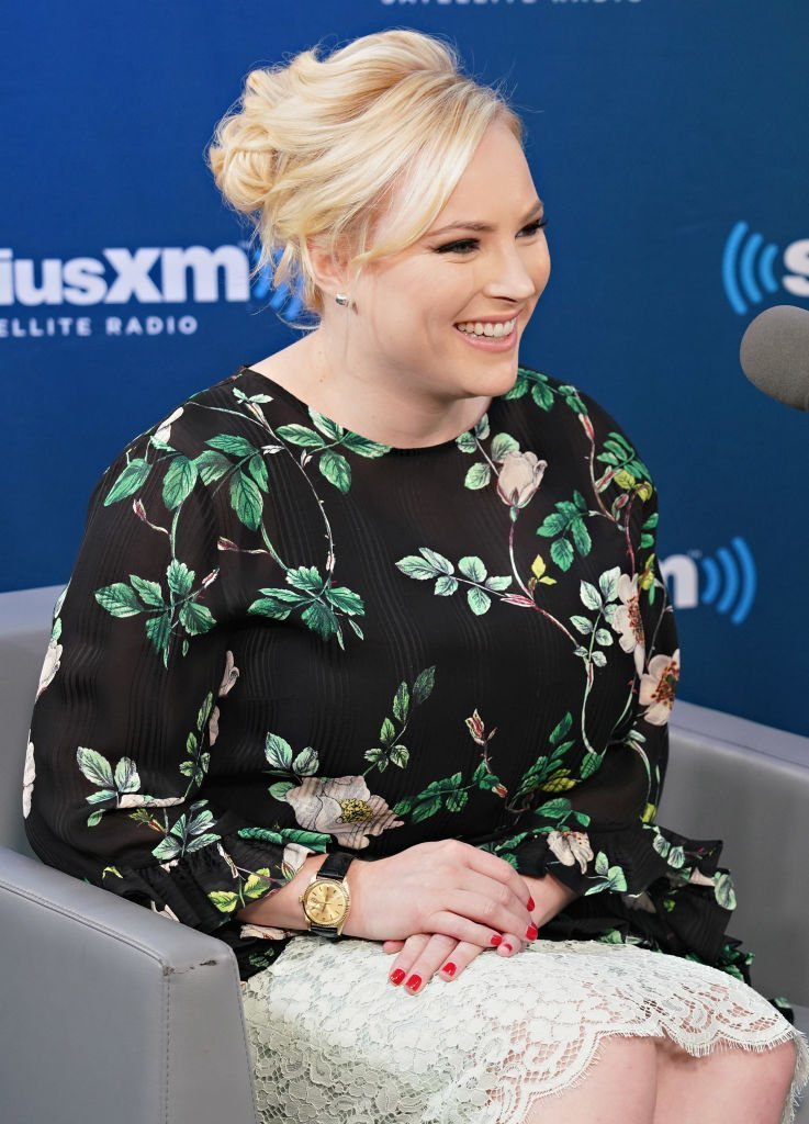  Meghan McCain joins host Julie Mason during a SiriusXM event | Photo: Getty Images