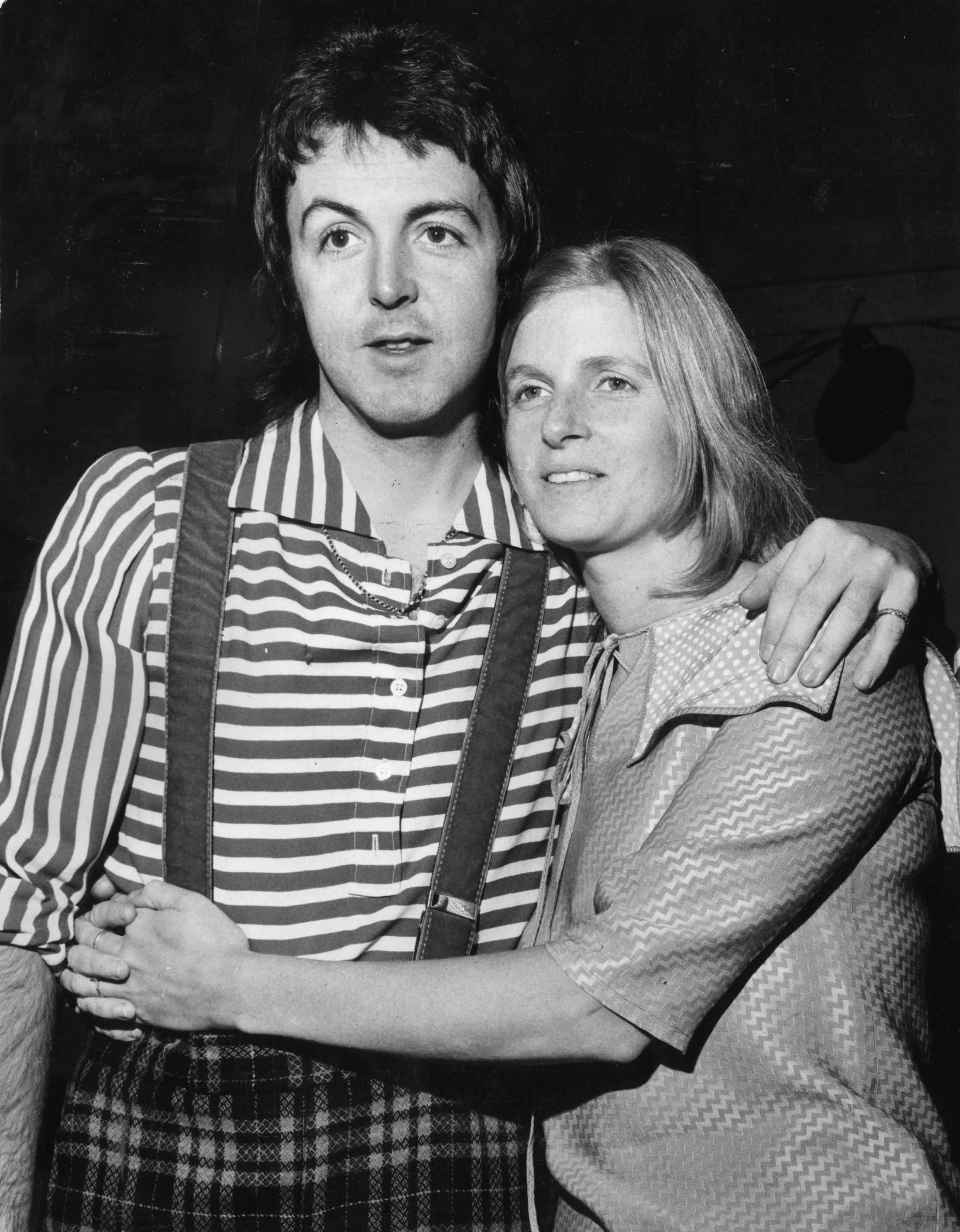 Paul McCartney y su esposa Linda, quienes actuaron juntos como Wings después de la disolución de los Beatles el 2 de diciembre de 1972 | Foto: Getty Images
