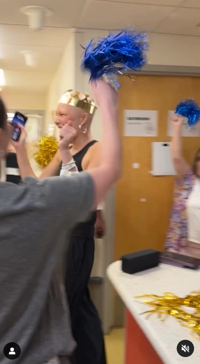 Isabella walks and smiles with a crown as nurses welcome her with gold and blue pom-poms, June 2024. | Source: Instagram/michaelstrahan