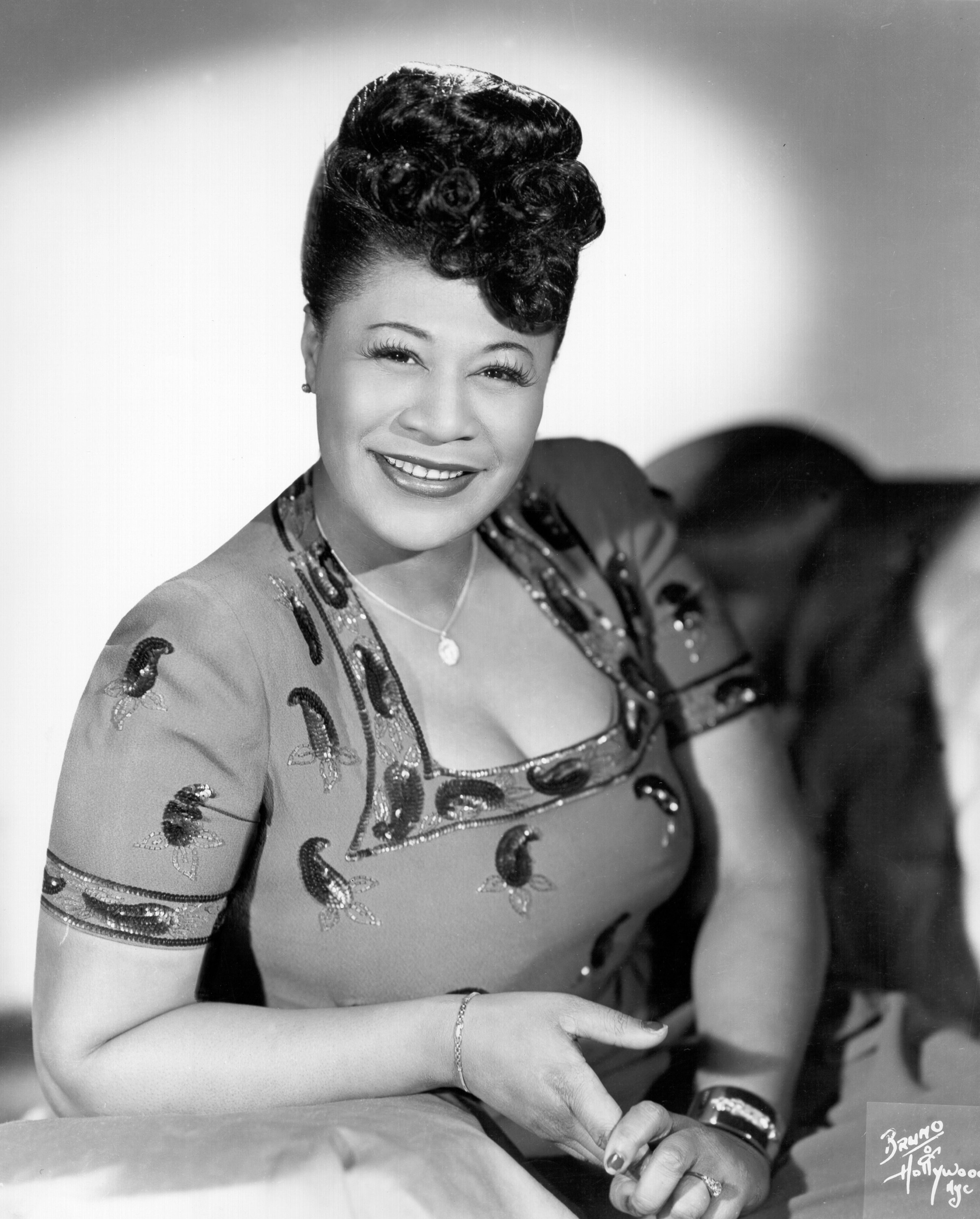 Jazz singer Ella Fitzgerald poses for a portrait circa 1945 in New York City, New York. | Photo: Getty Images