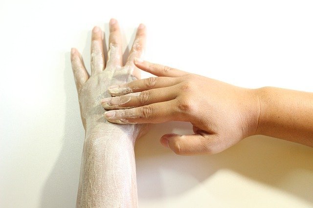 Mujer exfoliándose la piel. Fuente: Pixabay