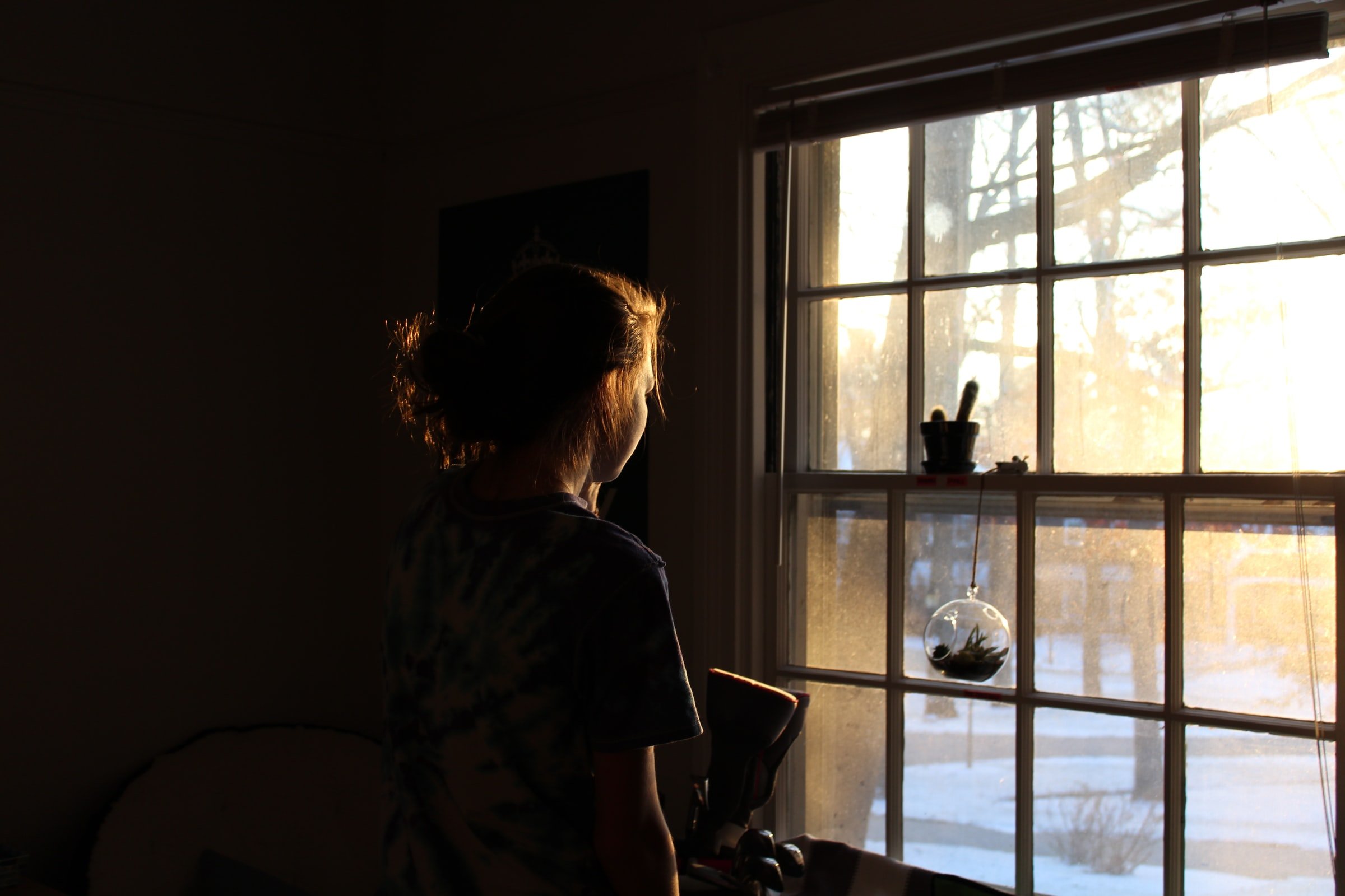 A girl looking out of the window. | Source: Unsplash