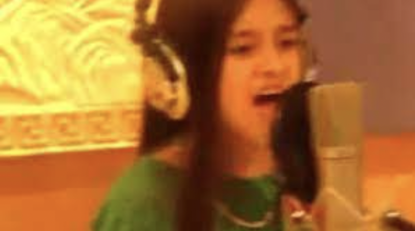 Arab girl is singing | Source: Flickr