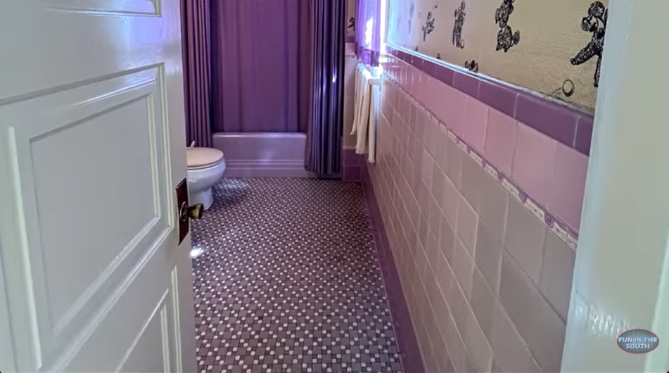 Elvis Presley's parents' bathroom in his Graceland Mansion from a video dated March 22, 2023 | Source: youtube.com/@officialfuninthesouth