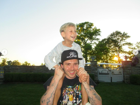 Brooklyn Beckham carrying a loved one on his shoulders. | Source: Instagram/nicolaannepeltzbeckham
