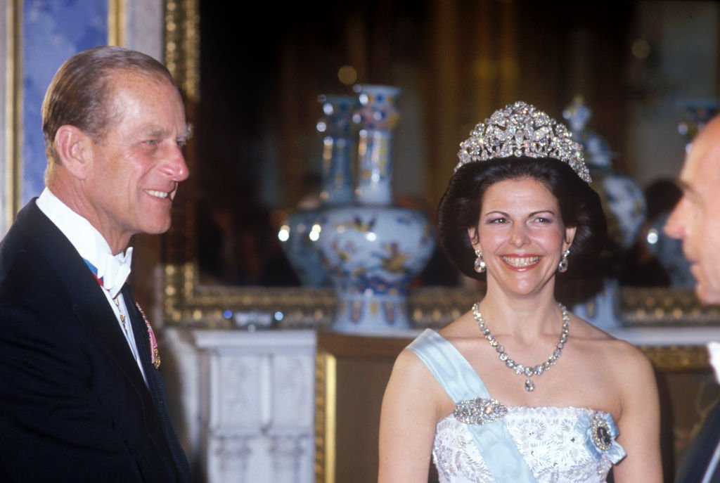 Queen Elizabeth II at the State Banquet wears the massive Braganza Tiara on 25th May 1983 | Photo: Getty Images