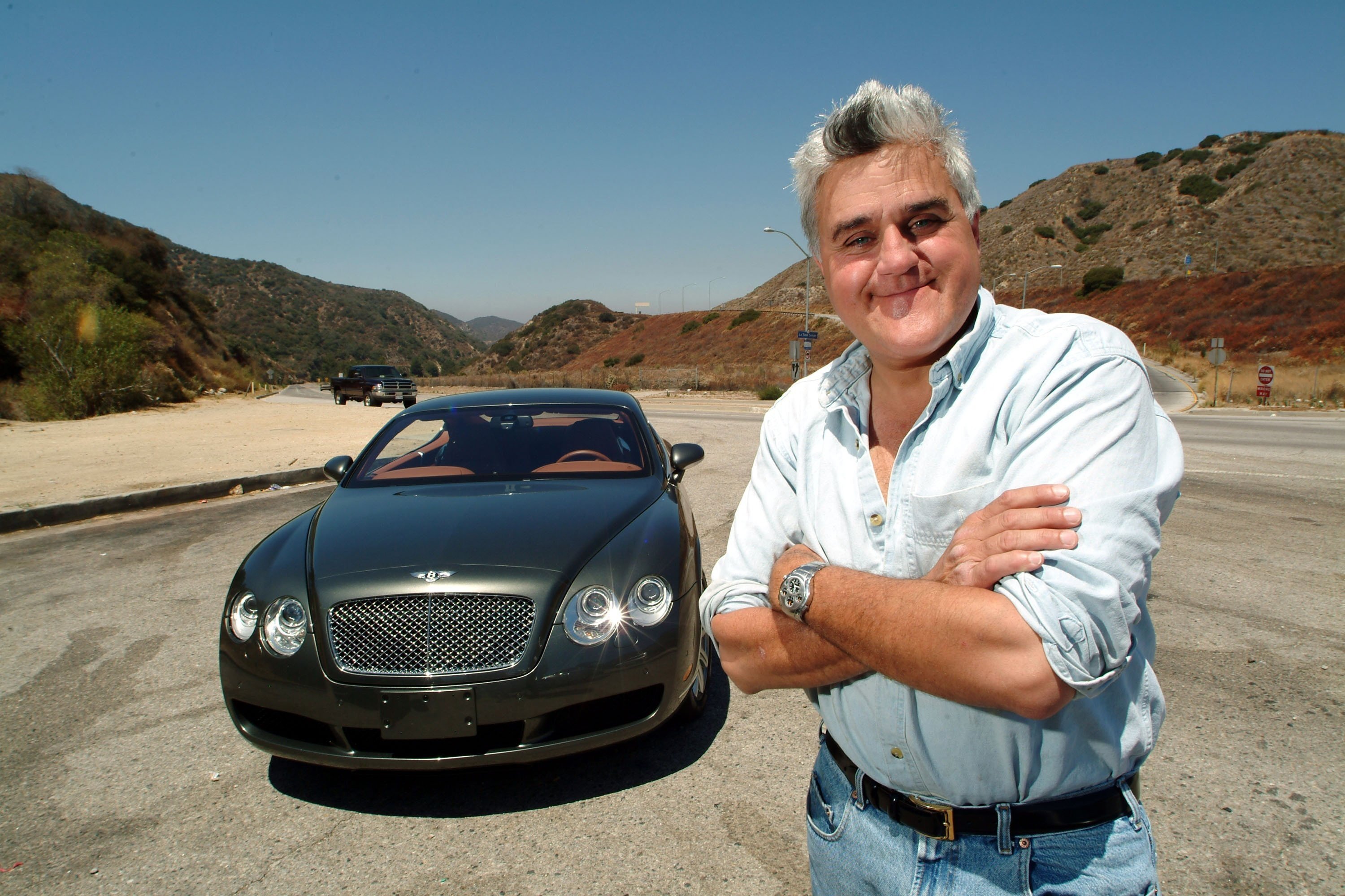 Jay Leno poses with his 2004 Bentley S2 coupe in July 24, 2004, in Burbank California. | Source: Getty Images