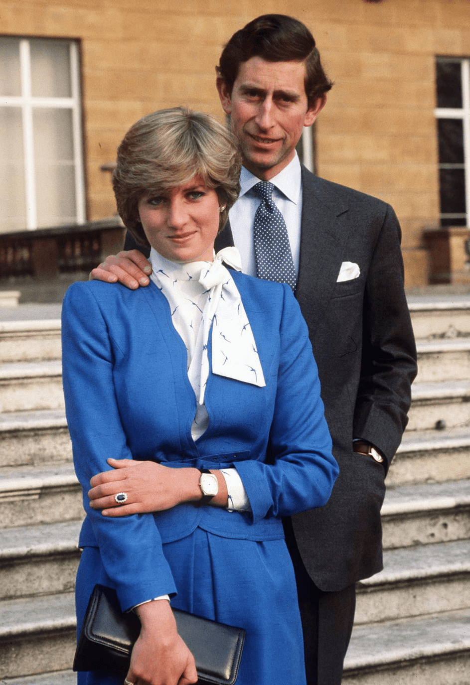 Diana Spencer und Prinz Charles posieren für Fotos am Buckingham Palast im Februar 1981. | Quelle: Getty Images