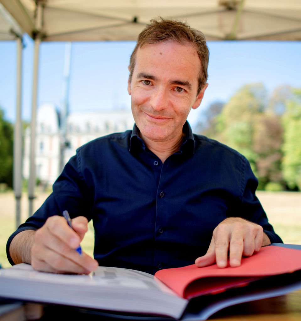 lors de la 1ère édition du Festival Les Ecrivains chez Gonzagues Saint Bris 2018, Franck Ferrand est photographié pour Paris Match lors d'une séance de signature le 26 août 2018 à Chanceaux-pres-Loches. | Photo : Getty Images lors de la 1ère édition du Festival Les Ecrivains chez Gonzagues Saint Bris 2018, Franck Ferrand est photographié pour Paris Match lors d'une séance de signature le 26 août 2018 à Chanceaux-pres-Loches. | Photo : Getty Images