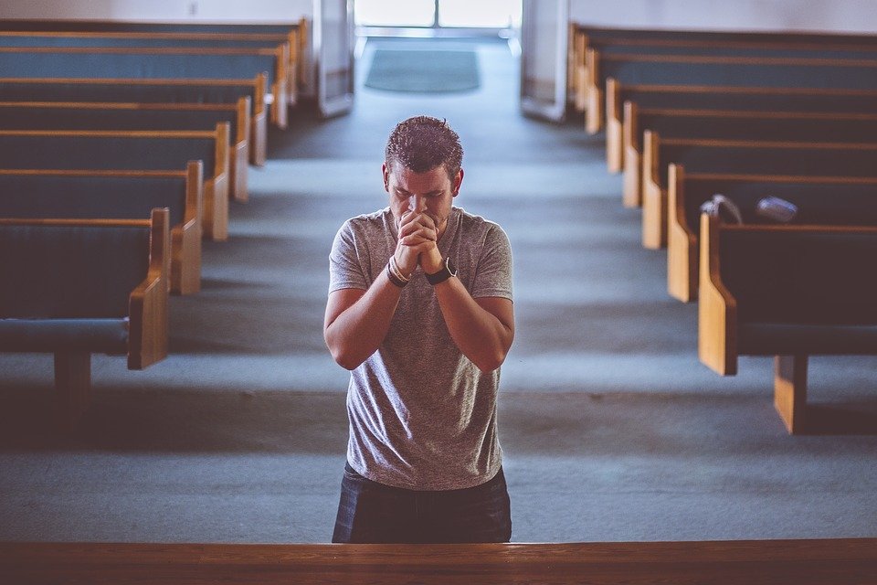 Hombre orando en la iglesia.| Fuente: Pixabay