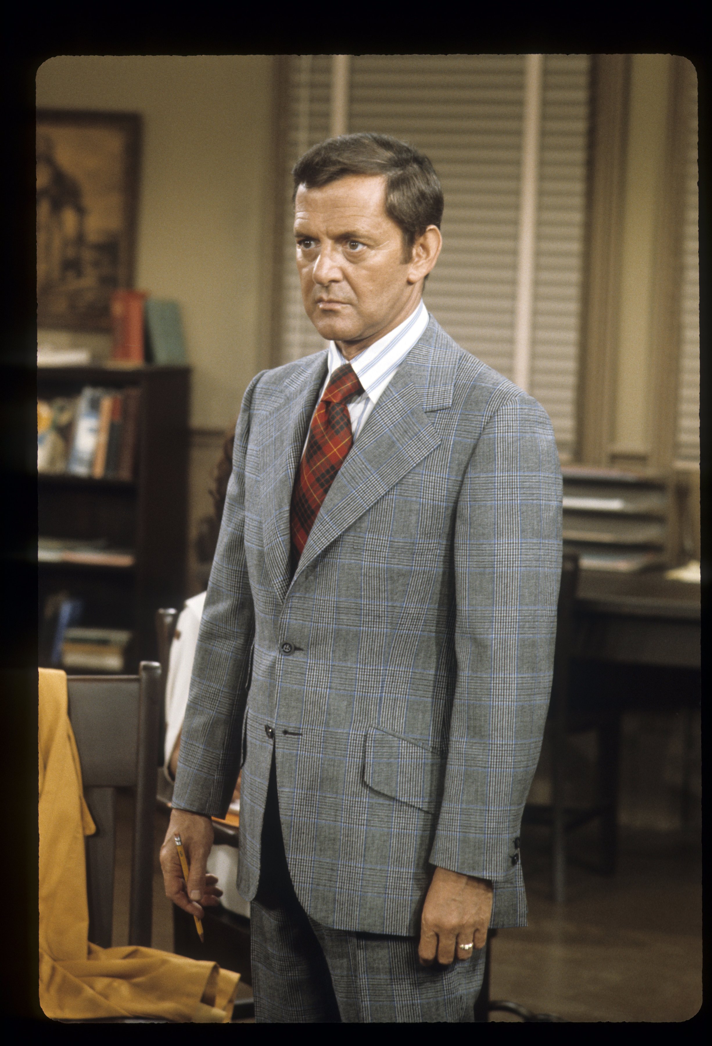 Late actor and comedian Tony Randall on "The Odd Couple" on December 6, 1972 | Photo: Getty Images