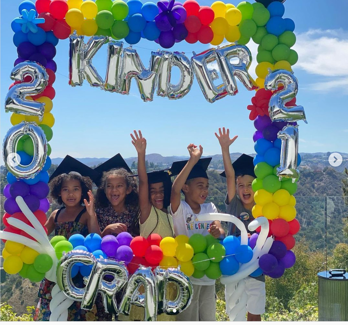 Kelly Rowland's son Titan poses with other graduands at his Kindergarten graduation ceremony. | Photo: Instagram/@Kellyrowland