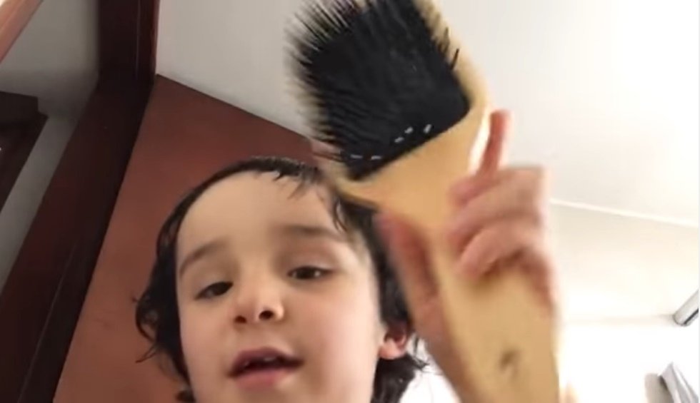 Pequeño Niño Hace Gracioso Tutorial De Cómo Cortarse El Pelo En Casa