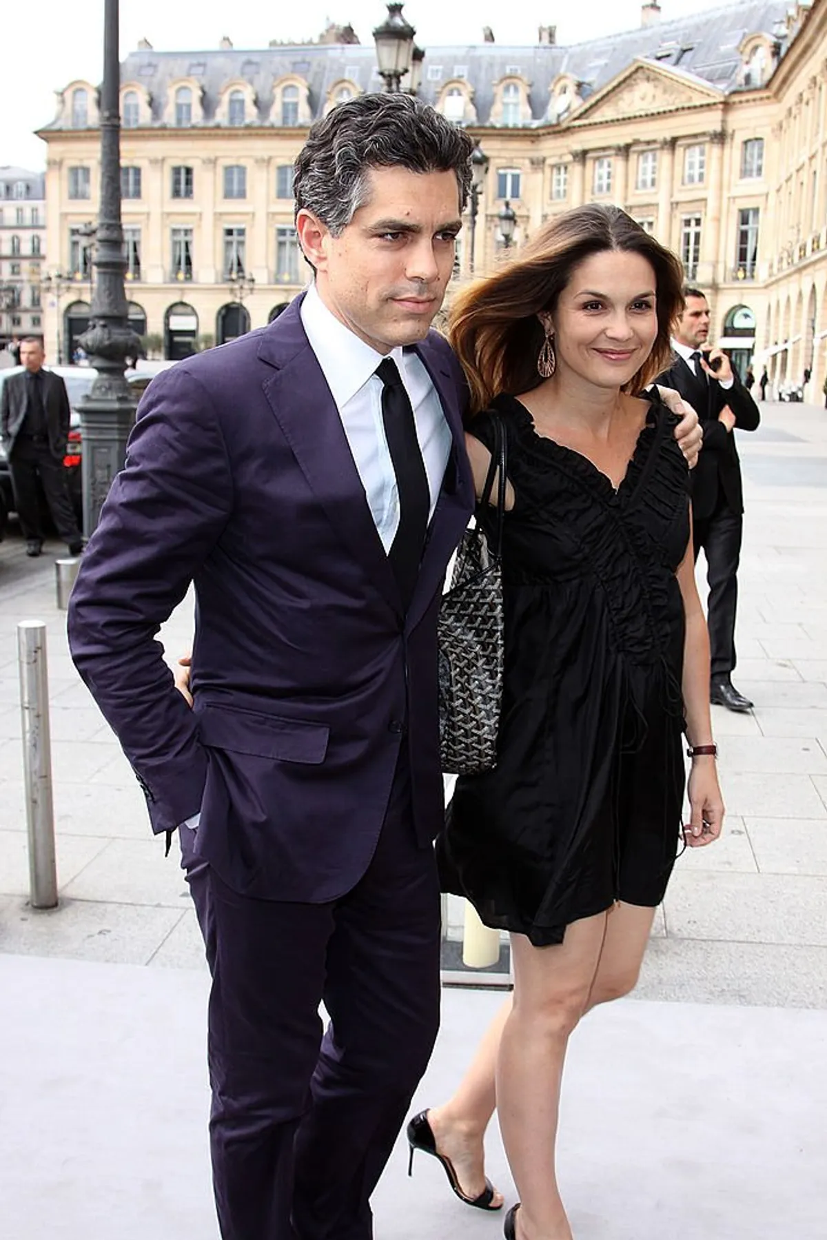 L'actrice Barbara Schulz et son mari Romain Hatchuel sont aperçus sur la Place Vendôme le 6 juillet 2011 à Paris, France. | Photo : Getty Images