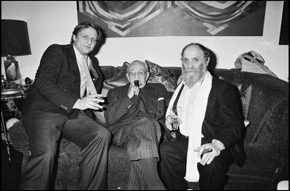 Bruno Cremer, Charles Vanel et le sculpteur César à Paris en 1981. |Photo : Getty Images.