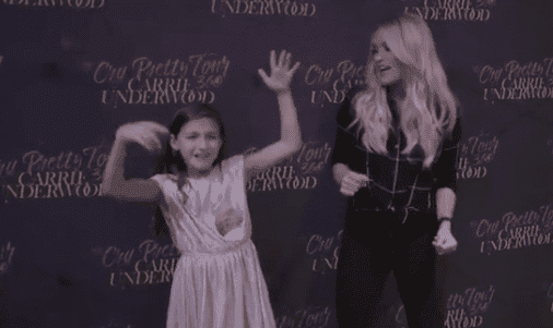 Carrie Underwood sings with a deaf fan. | Source: Instagram.com/Carrieunderwood