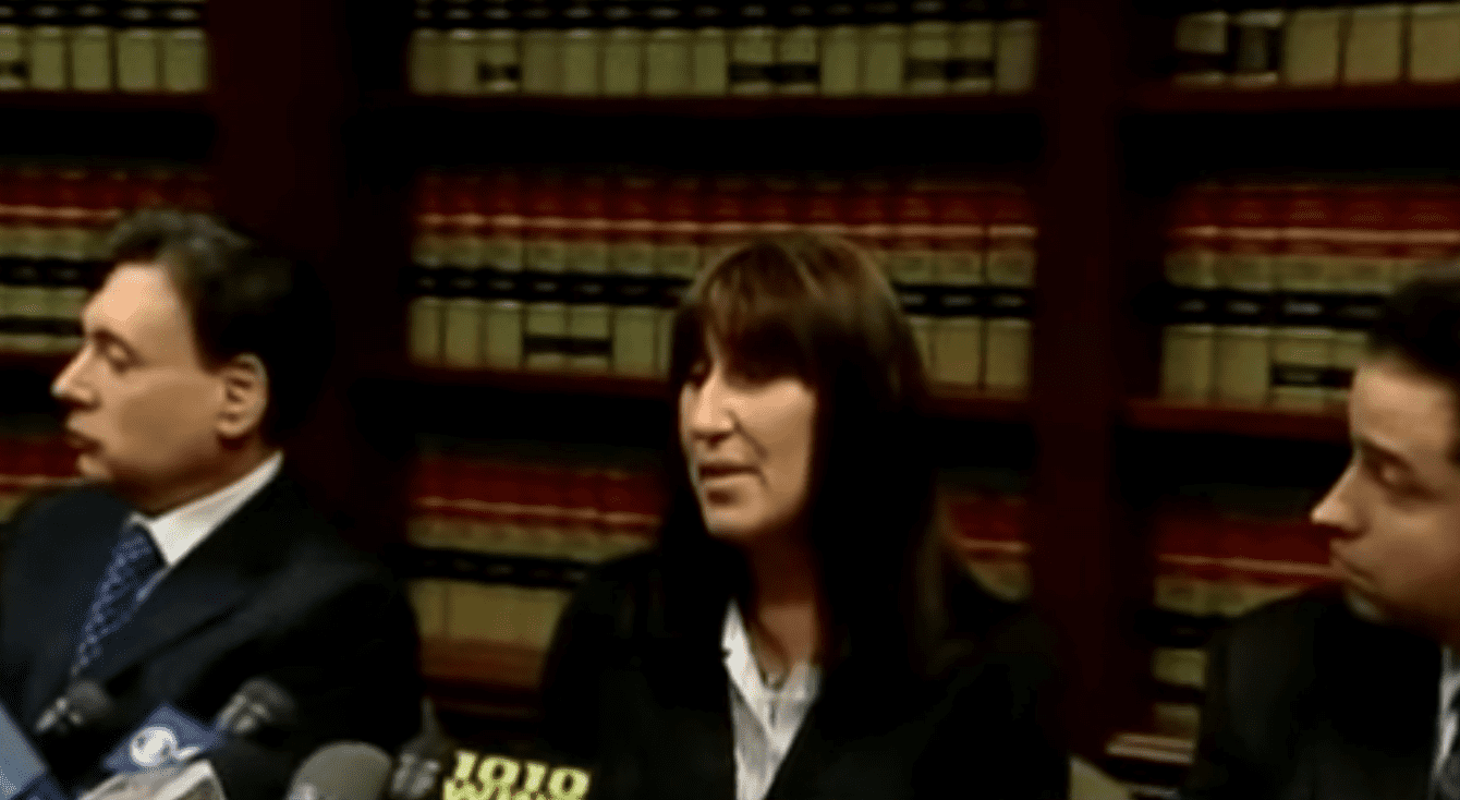 Debbie Stevens y sus abogados | Foto: Youtube.com/ABC News