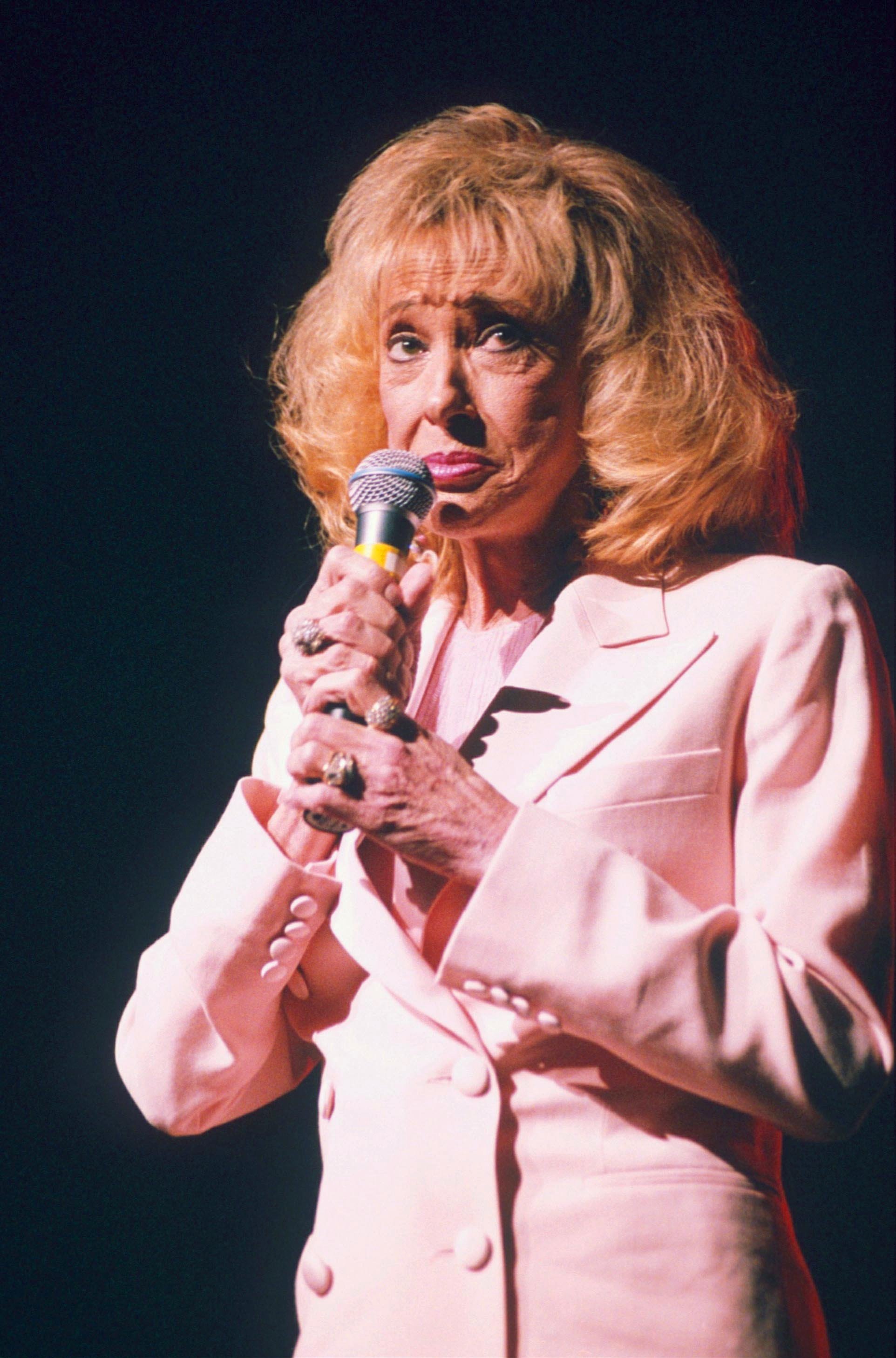 Tammy Wynette performs at Hammersmith Apollo, London, Britain, Sep 1995. | Source: Getty Images
