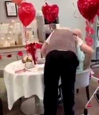 Kenneth Meredith and his wife Betty hug. | Photo: Capture from twitter.com/chaarlchap