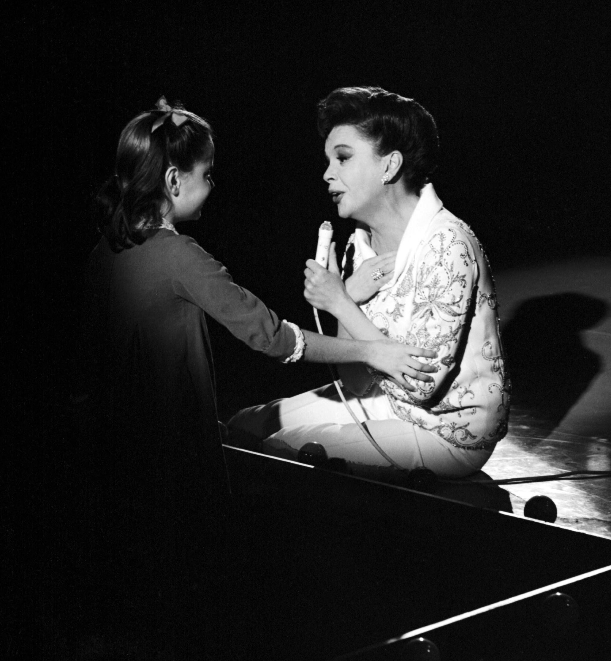 The actress and Judy Garland on "The Judy Garland Show" on January 24, 1964, in Los Angeles, California. | Source: Getty Images