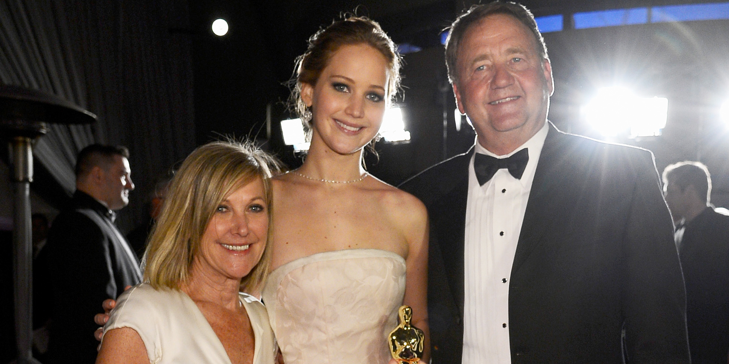 Jennifer Lawrence mit ihren Eltern. | Quelle: Getty Images
