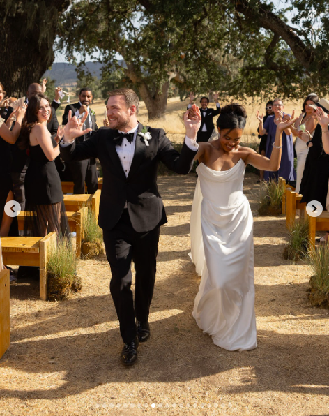 Daniel Durant and Britt Stewart dancing down the aisle. | Source: Instagram/samkoma.world and maksmaakphoto