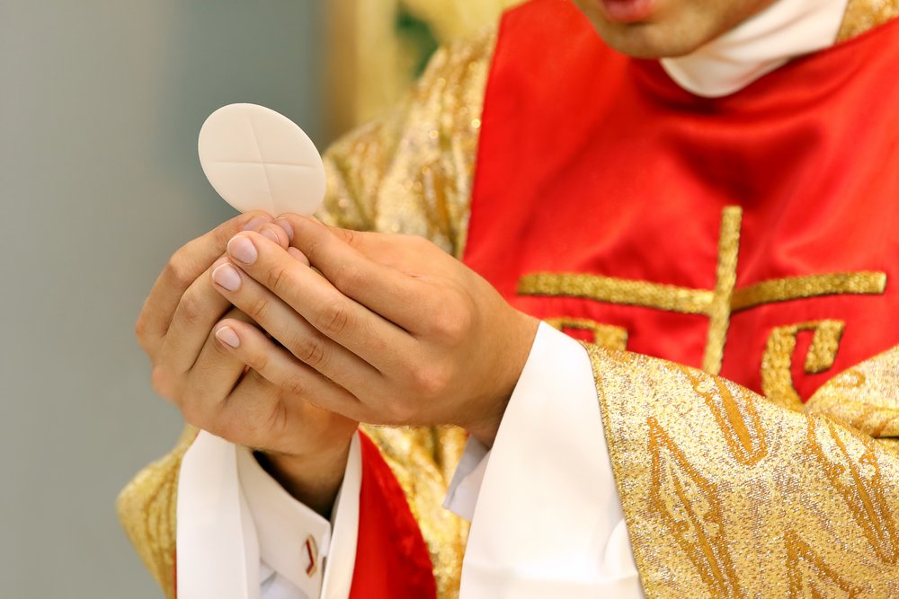 Sacerdote dando una misa.| Fuente: Shutterstock Sacerdote dando una misa.| Fuente: Shutterstock