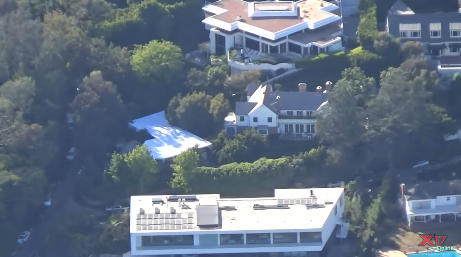 Evan Spiegel's former neighborhood in Brentwood, California, from a video dated May 28, 2017 | Source: YouTube/@x17online