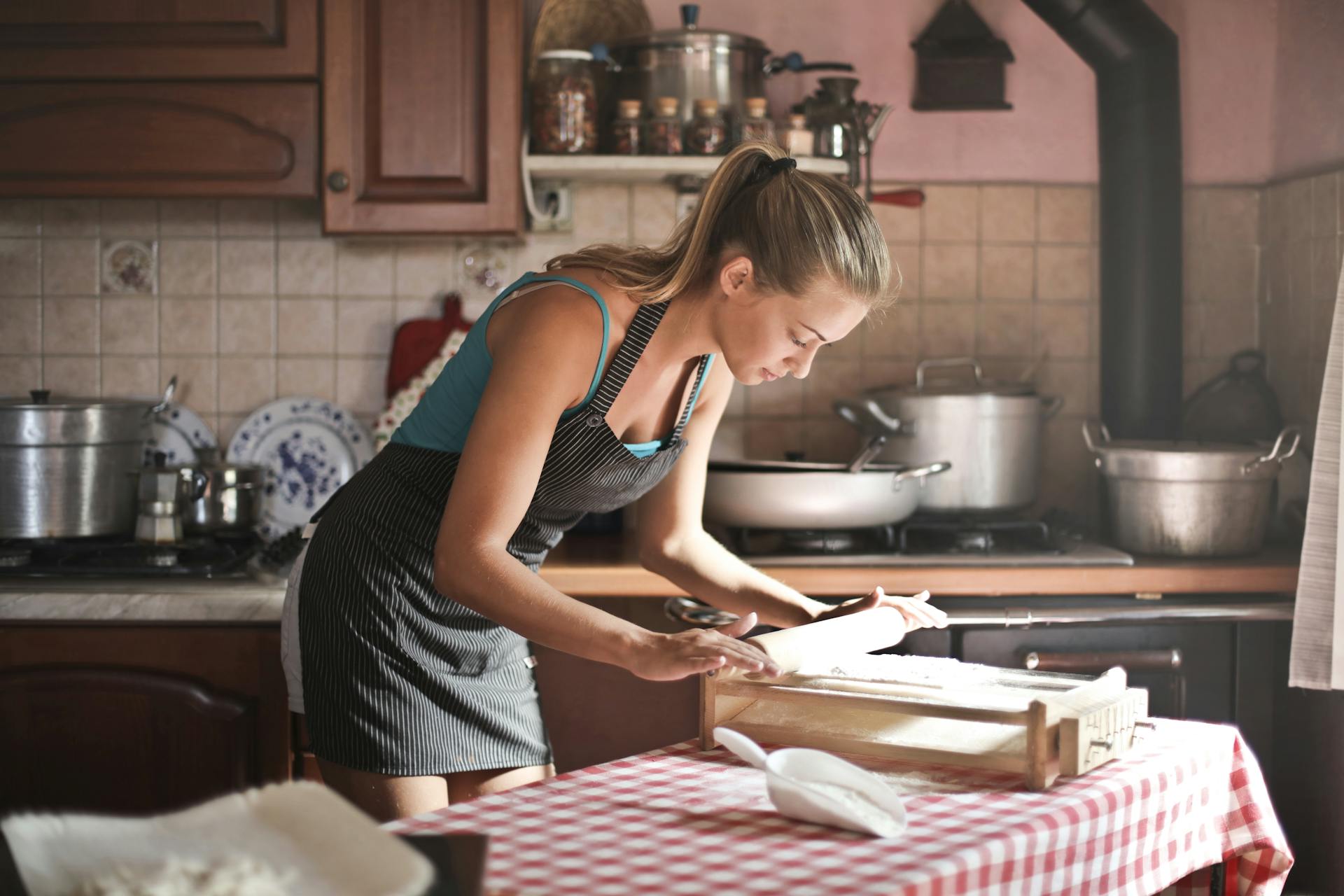 A housewife baking | Source: Pexels