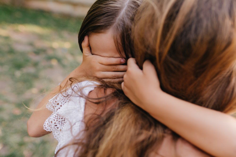 Niña llora abrazada a su madre. | Foto: Shutterstock