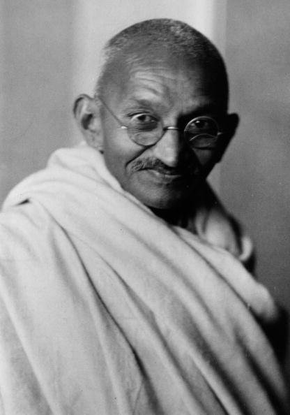 Un retrato del líder nacionalista indio Mohandas Karamchand Gandhi (1869-1948), conocido popularmente como Mahatma Gandhi, cuya política de manifestación pacífica llevó a la India del dominio británico a la independencia, 1941. | Fuente: Getty Images. Un retrato del líder nacionalista indio Mohandas Karamchand Gandhi (1869-1948), conocido popularmente como Mahatma Gandhi, cuya política de manifestación pacífica llevó a la India del dominio británico a la independencia, 1941. | Fuente: Getty Images.