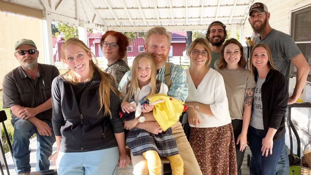 Indiana Feek with her father and loved ones from a post dated October 14, 2022. | Source: Instagram/roryfeek