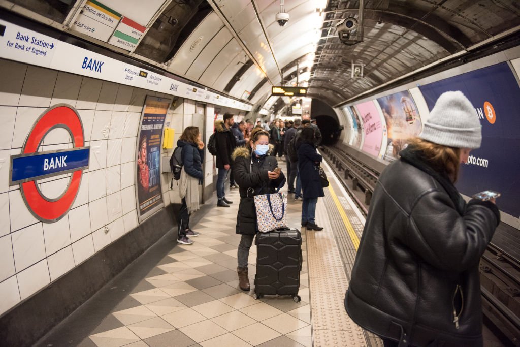 Una mujer usa una máscara facial mientras espera el metro en la estación de Bank el 01 de marzo de 2020 en Londres, Inglaterra. | Foto: Getty Images
